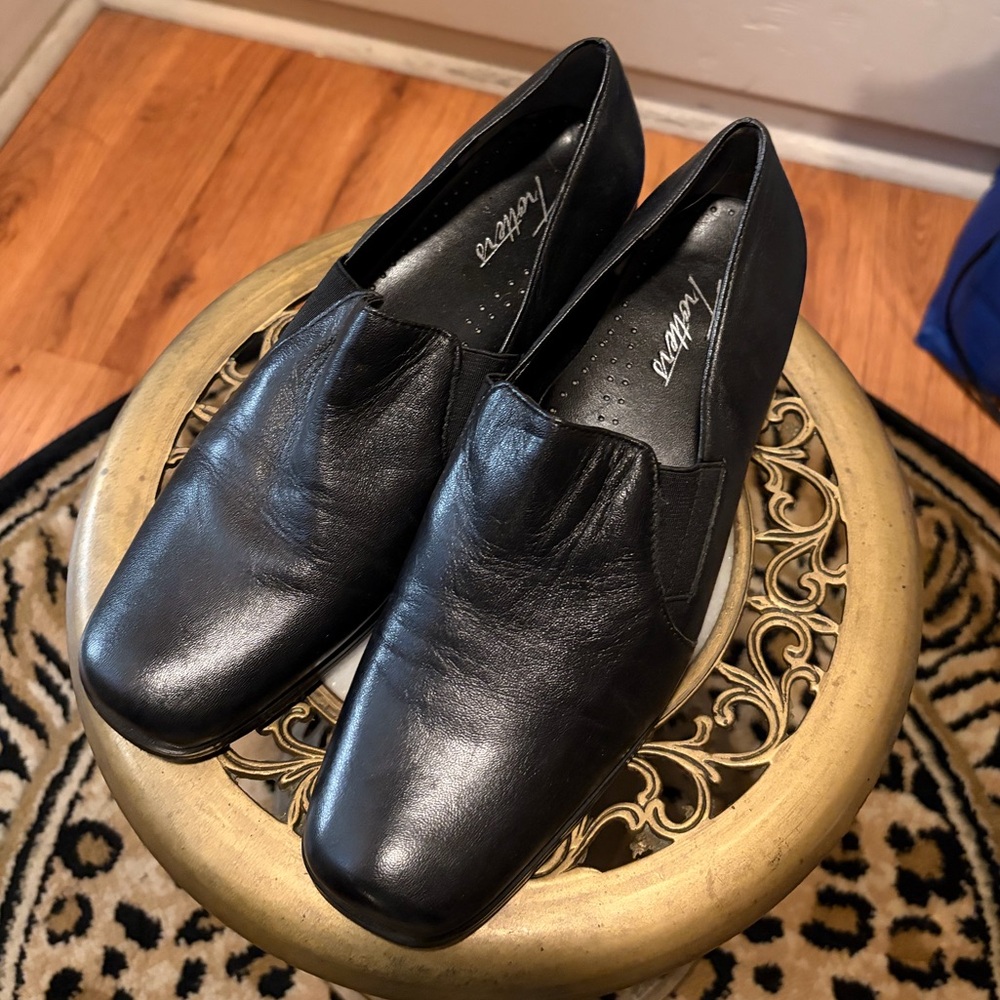 Trotters black leather loafers size 7-7.5